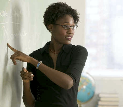 MINAS AGORA PAGA: piso salarial dos professores sobe para R$ 2.135, representando aumento de 11,36% Professora negra